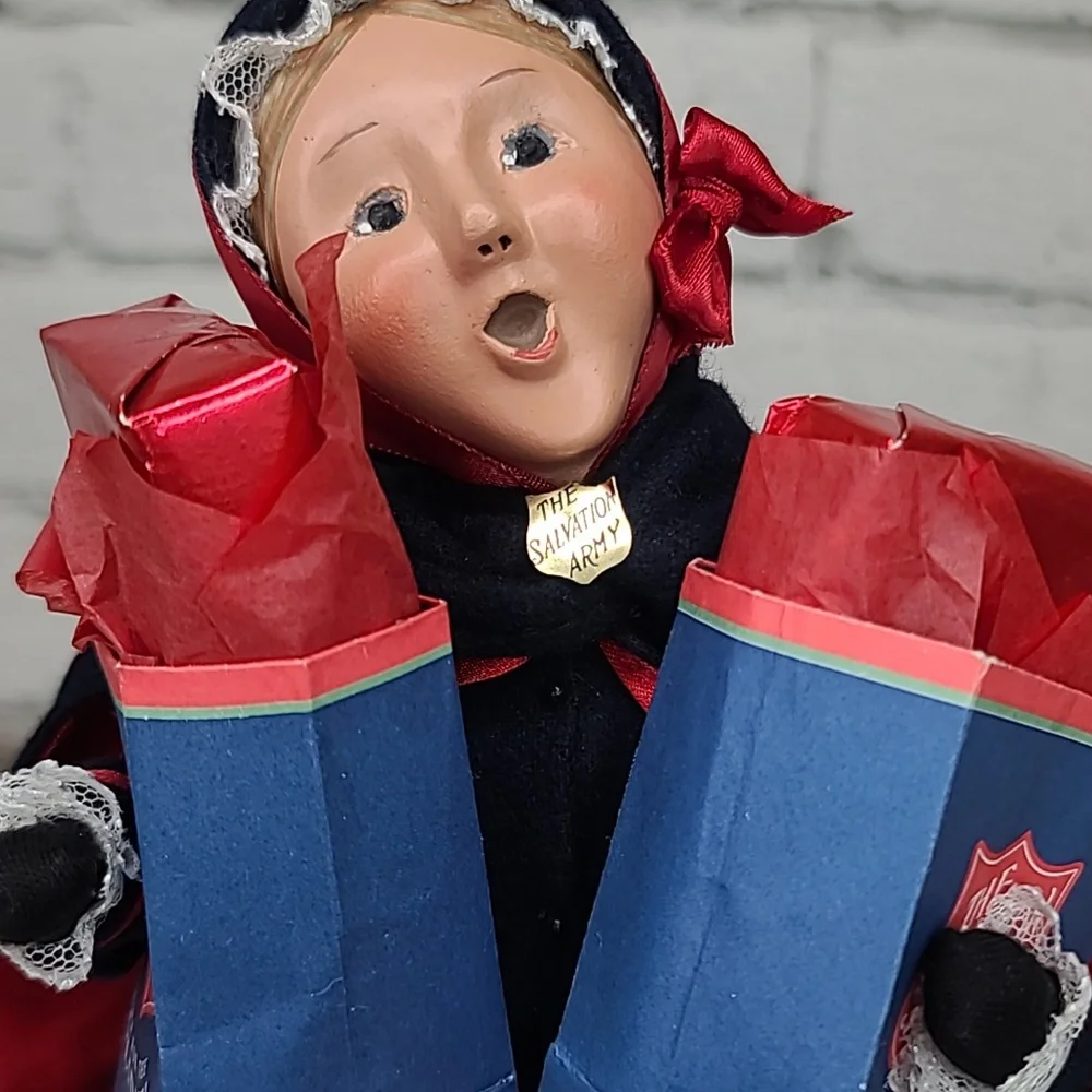 Byers' Choice Caroler Collectible 2005 Salvation Army Woman with Shopping Bags